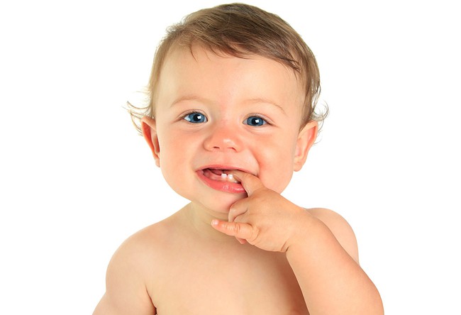 Dấu hiệu bé mọc răng và cách chăm sóc bé khi mọc răng